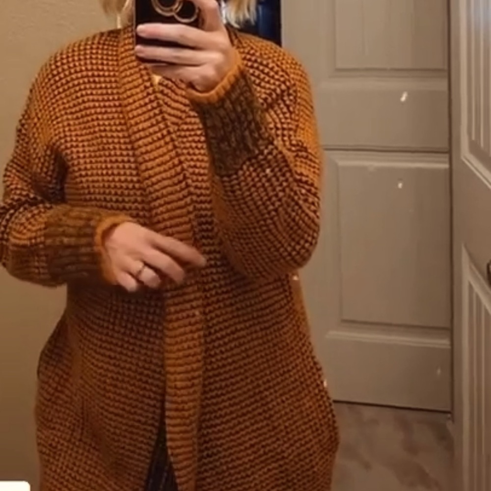 Mid length cardigan with pockets.